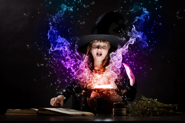 Pequena bruxa leitura conjurar — Fotografia de Stock