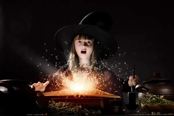 阅读召唤的小女巫 — 图库照片