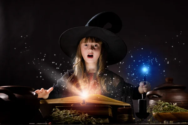 Pequena bruxa leitura conjurar — Fotografia de Stock