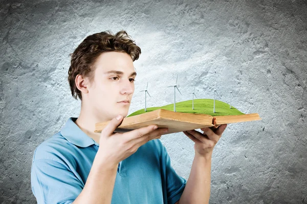 Libro de hombre con molinos de viento — Foto de Stock