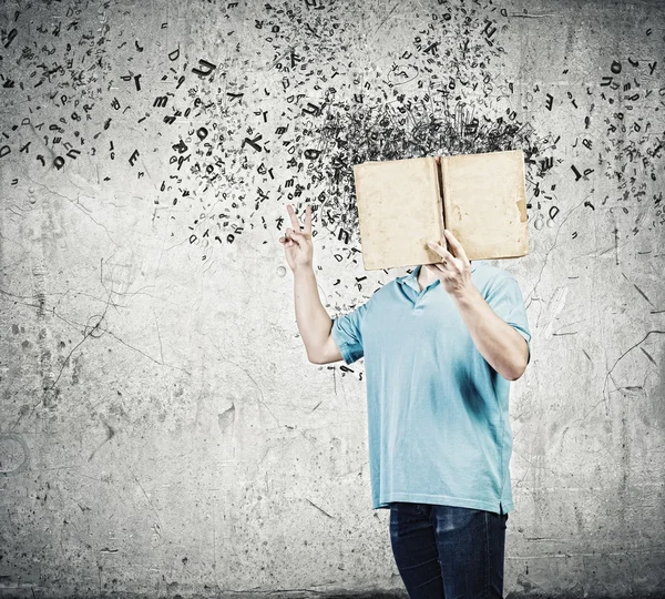 Uomo con libro aperto — Foto Stock