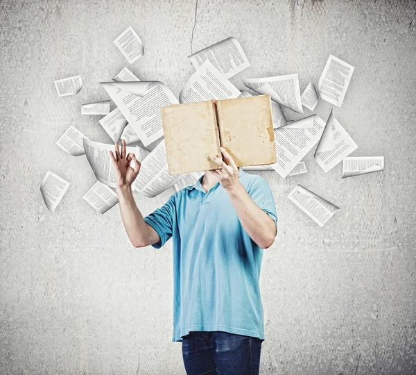 Man met geopende boek — Stockfoto