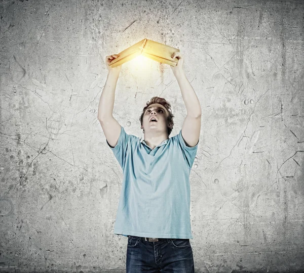 Uomo con libro aperto — Foto Stock