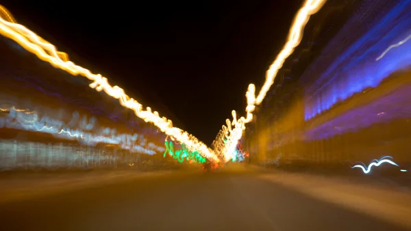 Luzes da cidade e carros em movimento — Fotografia de Stock
