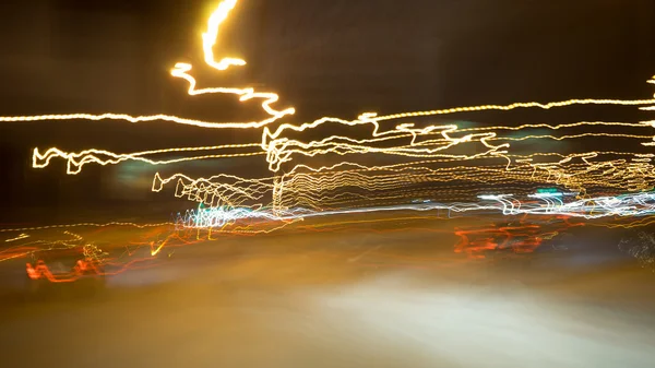 Lichter in der Stadt und fahrende Autos — Stockfoto