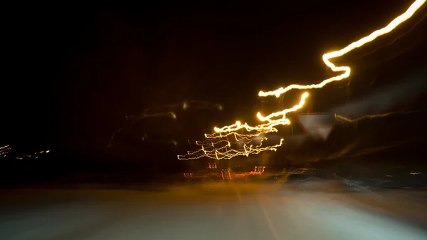 Городские огни и движущиеся автомобили — стоковое фото