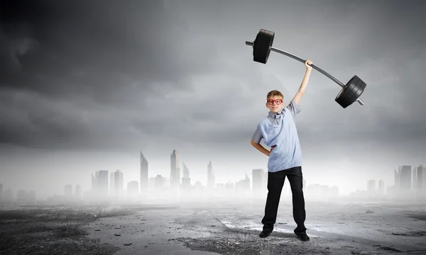 Boy levantando la barra por encima de la cabeza — Foto de Stock