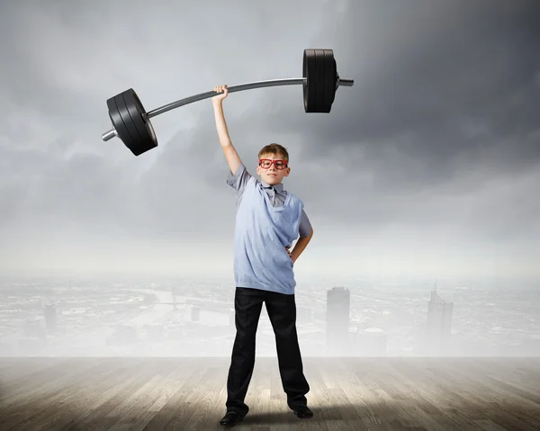 Boy lifting barbell above head — Stock Photo, Image