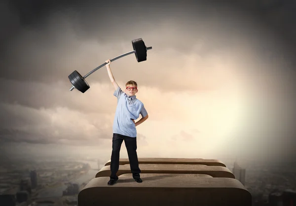 Jongen hijs barbell boven het hoofd — Stockfoto