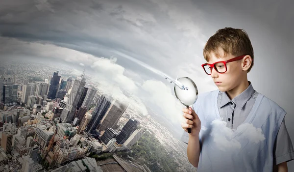 Boy exploring city — Stock Photo, Image