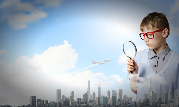 Boy exploring city — Stock Photo, Image