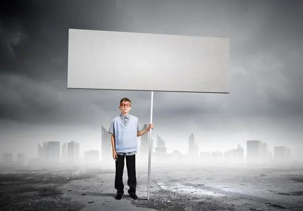 Menino segurando banner em branco — Fotografia de Stock