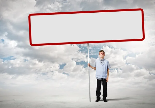 Menino segurando banner em branco — Fotografia de Stock