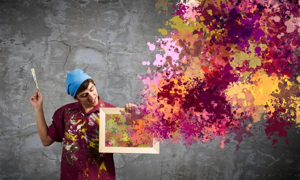 Adam ressam fırçası ile — Stok fotoğraf