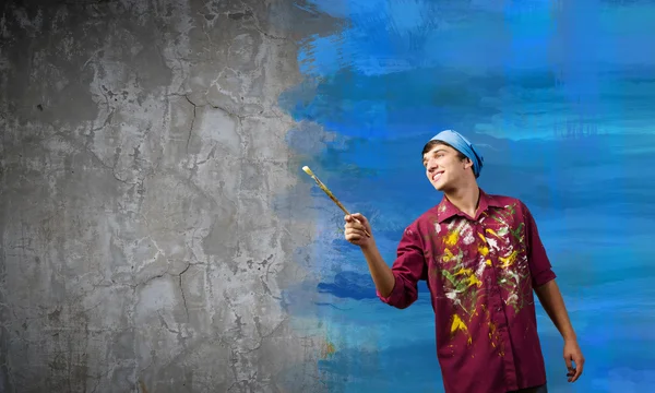 Hombre pintor con pincel — Foto de Stock