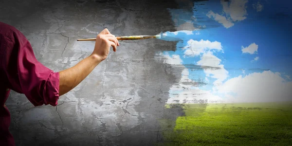 Ressamın el fırça ile