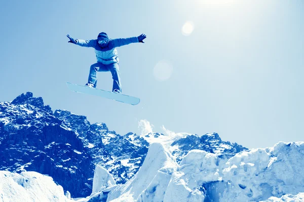 Snowboarder maken sprong — Stockfoto