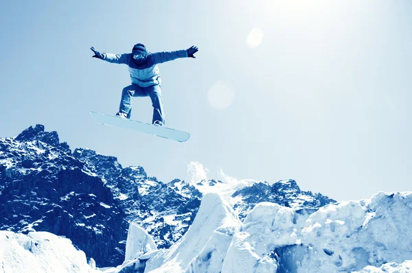 Snowboarder maken sprong — Stockfoto