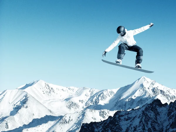 Snowboarder haciendo salto — Foto de Stock