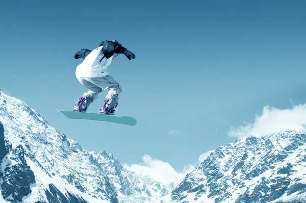 Snowboarder haciendo salto — Foto de Stock