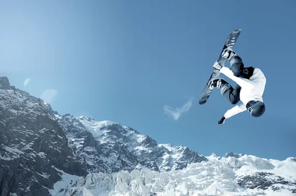 Snowboarder haciendo salto — Foto de Stock