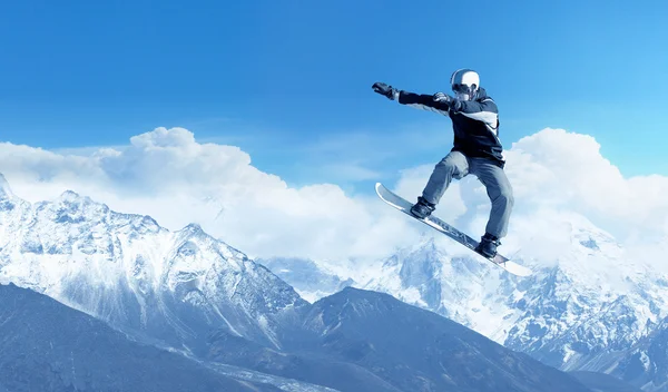 Snowboard yaparken atlama — Stok fotoğraf