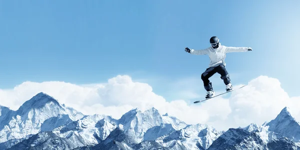 Snowboarder haciendo salto — Foto de Stock