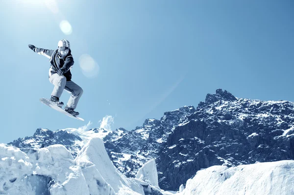 Snowboarder making jump — Stock Photo, Image