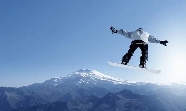 Snowboarder fazendo salto — Fotografia de Stock