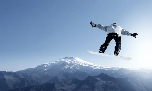 Snowboarder haciendo salto — Foto de Stock