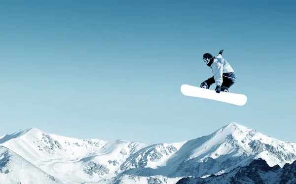 Snowboarder maken sprong — Stockfoto