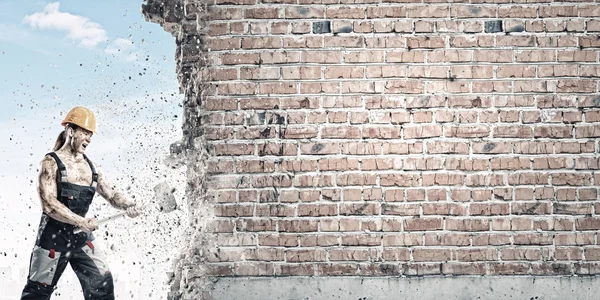 Uomo rompere muro con martello — Foto Stock