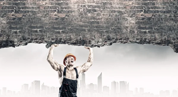 Man lifting wall above head — Stock Photo, Image