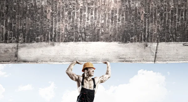 Man lifting wall above head — Stock Photo, Image