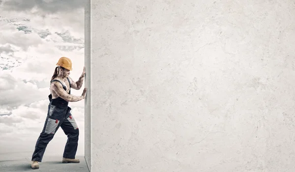 Hombre fuerte empujando la pared — Foto de Stock