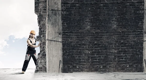 Hombre fuerte empujando la pared — Foto de Stock