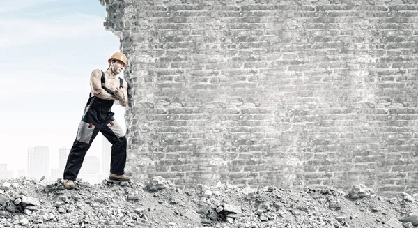 Sterke man duwen muur — Stockfoto