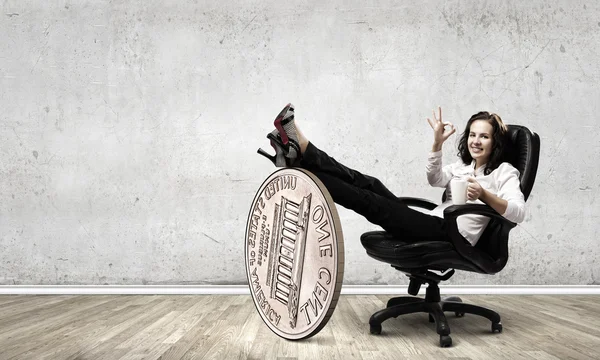 Podnikatelka bossy sedící v křesle — Stock fotografie