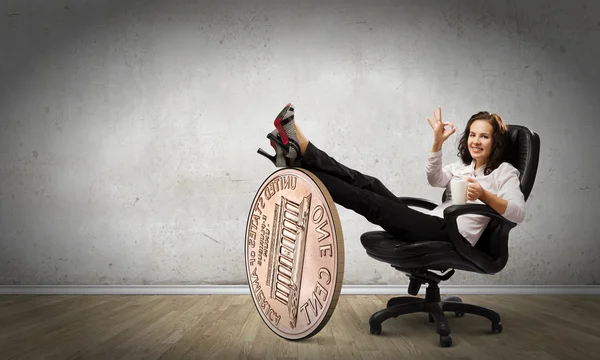 Affärskvinna sittande bossy i stol — Stockfoto
