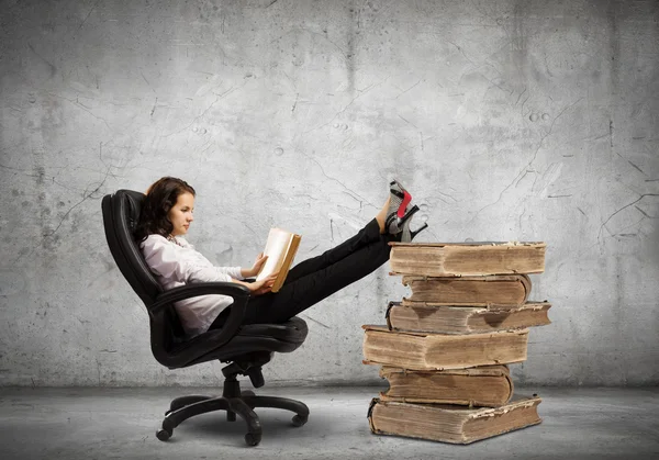 Businesswoman reading book — Stock Photo, Image