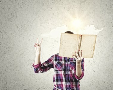 kadın gizli yüz okuma behind