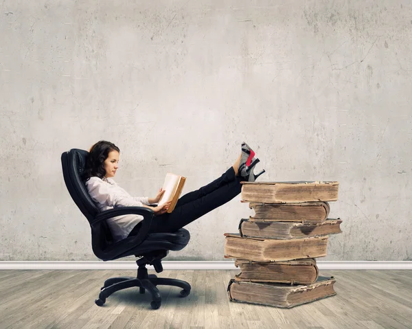 Businesswoman reading book — Stock Photo, Image