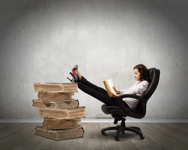 Businesswoman reading book — Stock Photo, Image