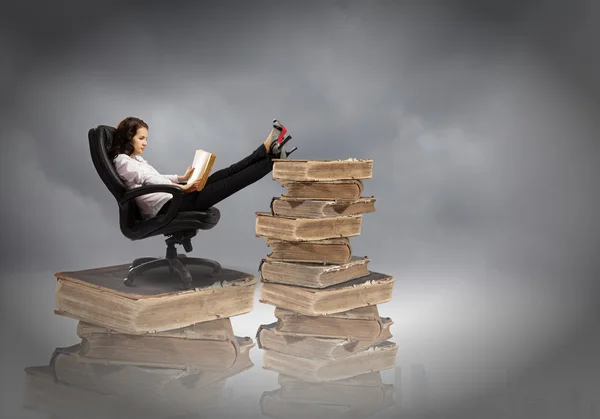 Businesswoman reading book — Stock Photo, Image