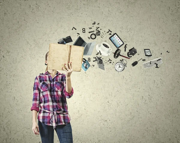 Mujer escondiendo cara detrás de la lectura —  Fotos de Stock