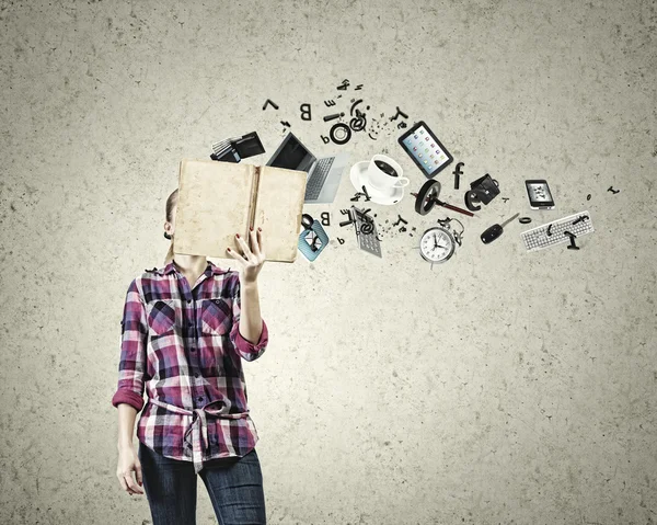 Mujer escondiendo cara detrás de la lectura — Foto de Stock