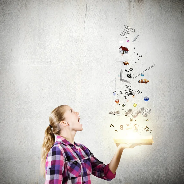 Mujer con libro — Foto de Stock