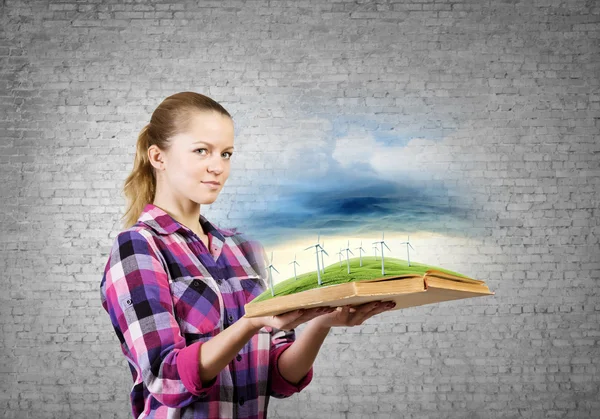 Mulher segurando livro aberto — Fotografia de Stock