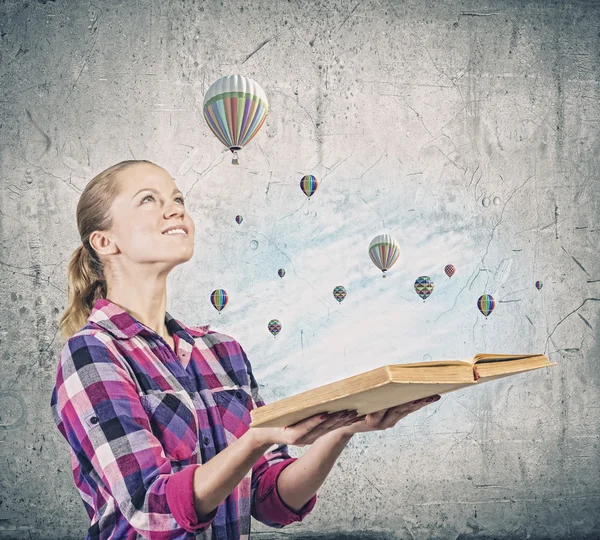 Jovem mulher com livro — Fotografia de Stock