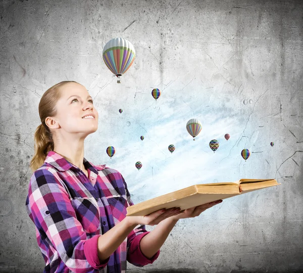 Mujer joven con libro —  Fotos de Stock